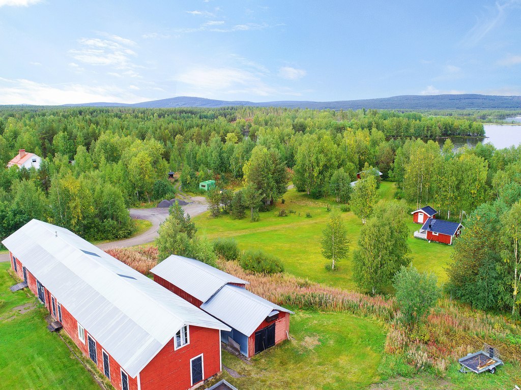 Vybild. Sett i bild: ladugård, förrådsbyggnad & tidigare garage samt gästhus 1 & 2.