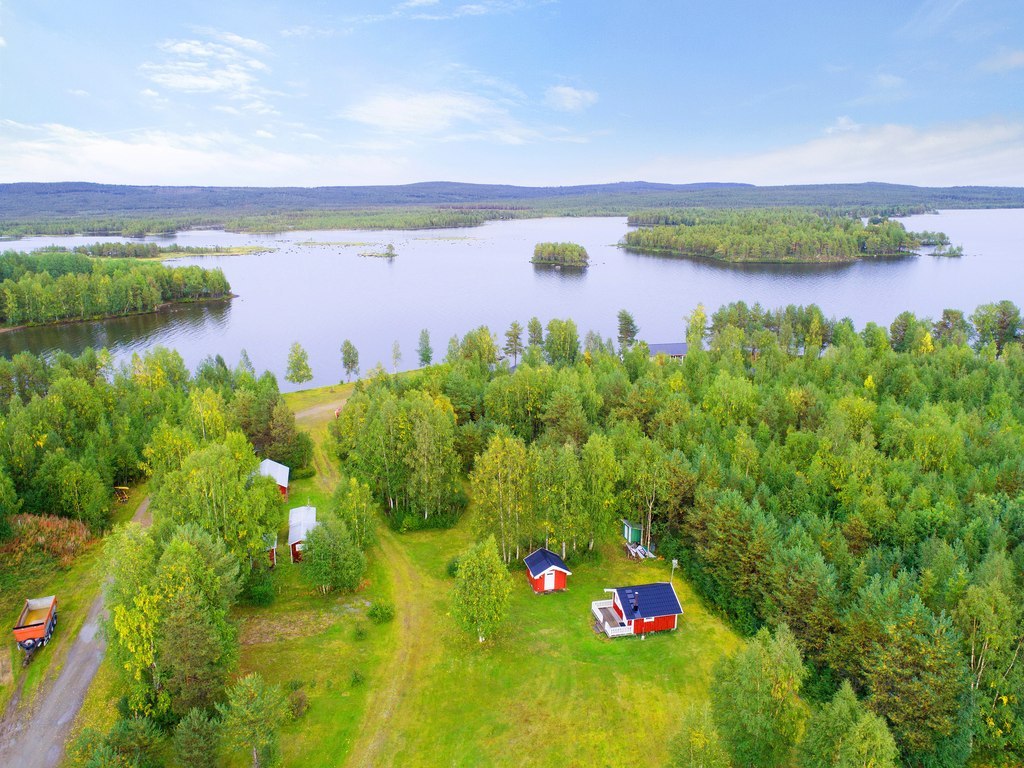 Vybild. Sett i bild: gästhus 1 & 2 samt fastighetens tillhörande två holmar samt mindre kobbe (friggebod på bild ingår ej)