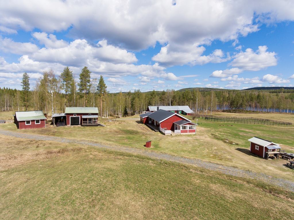 Vy över den egna udden med alla byggnaderna.