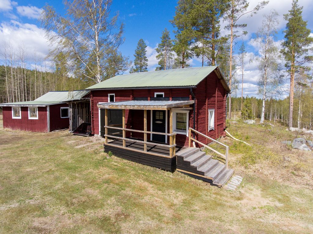 Timrad stuga med inrett gästrum.