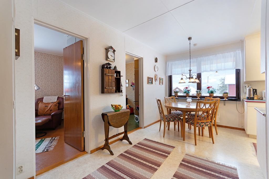 Vy från hall mot sovrum 2 och 3 samt kök till höger i bild