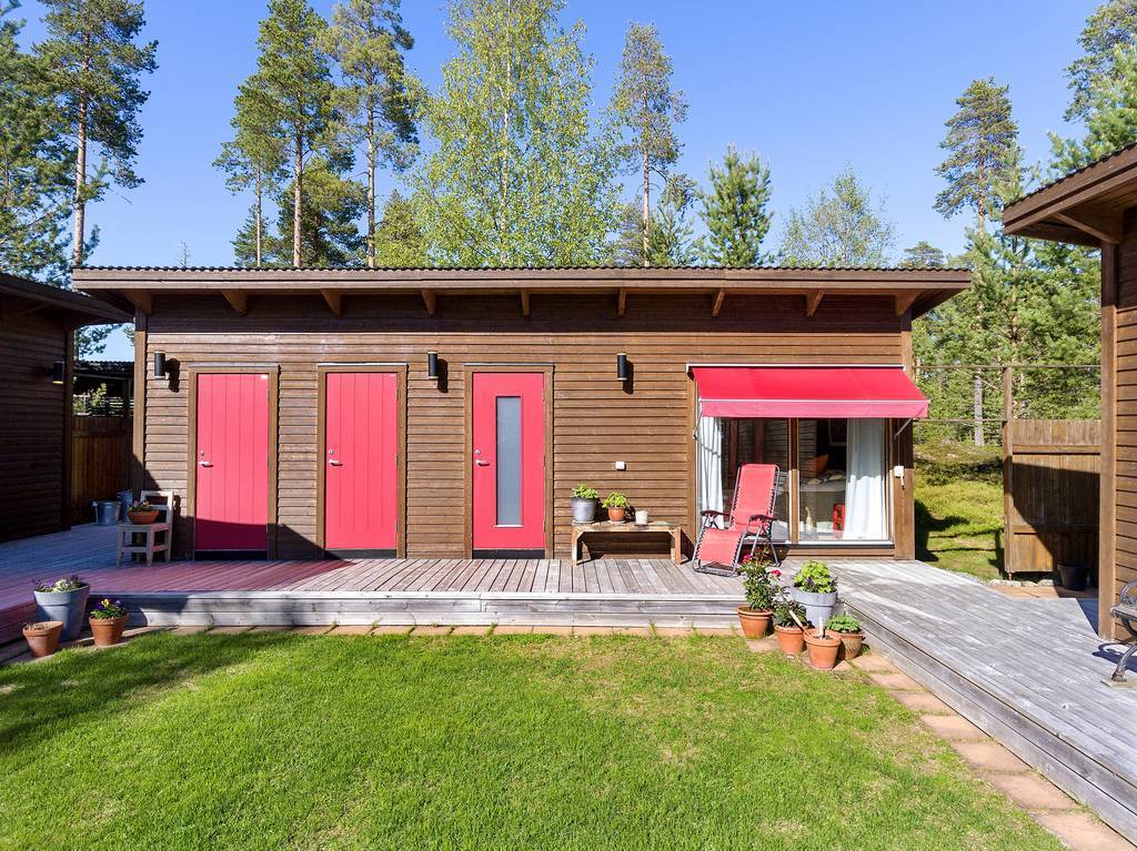 Mellanbyggnaden med toalett, dusch och gäststuga.