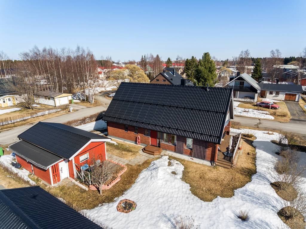 Vy över tomt och byggnader.