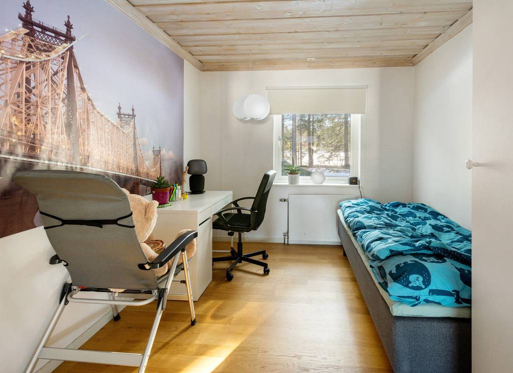 Sovrum 3, med två garderober och fönster mot baksidan.
