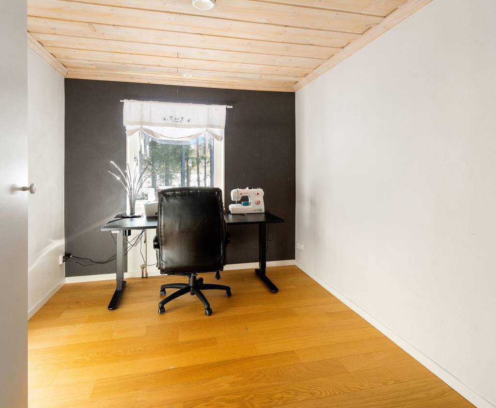 Sovrum 2, med två garderober och fönster mot baksidan.