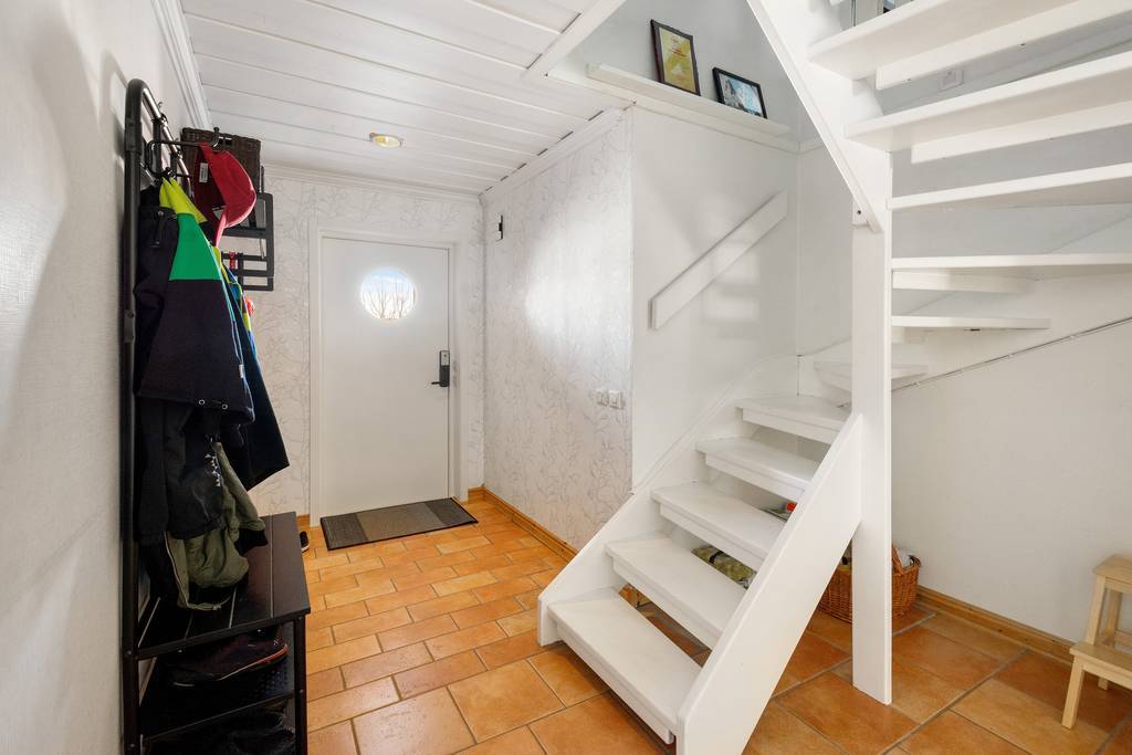 Entré med trappan upp till övervåningen.