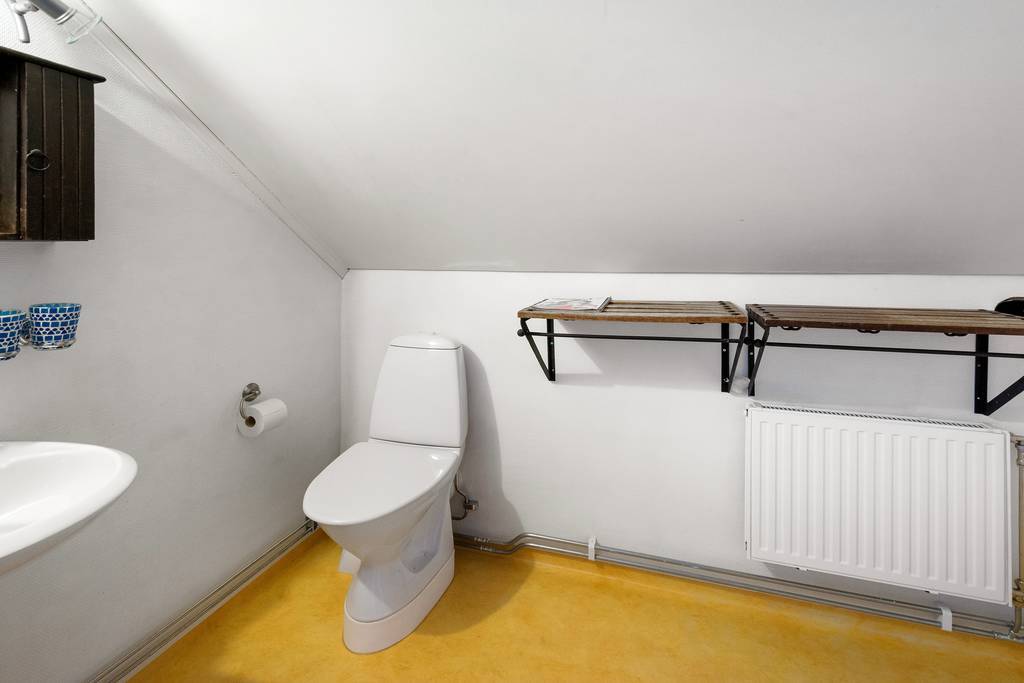 Toalett på övervåning.