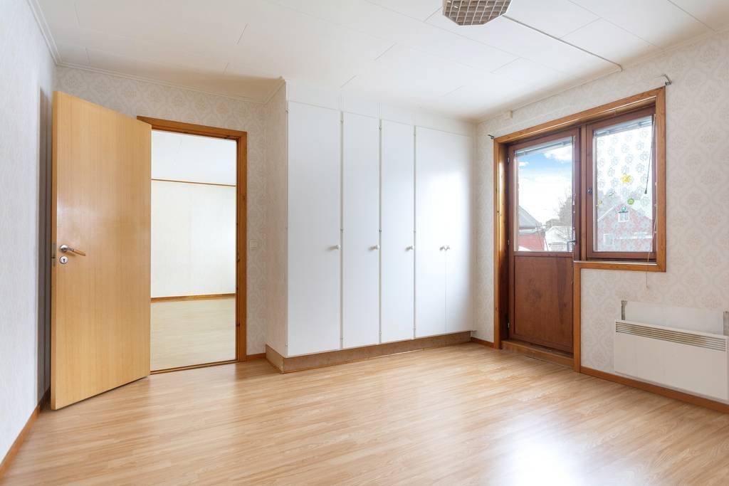 Utgång till en lite mindre altan mot innergård