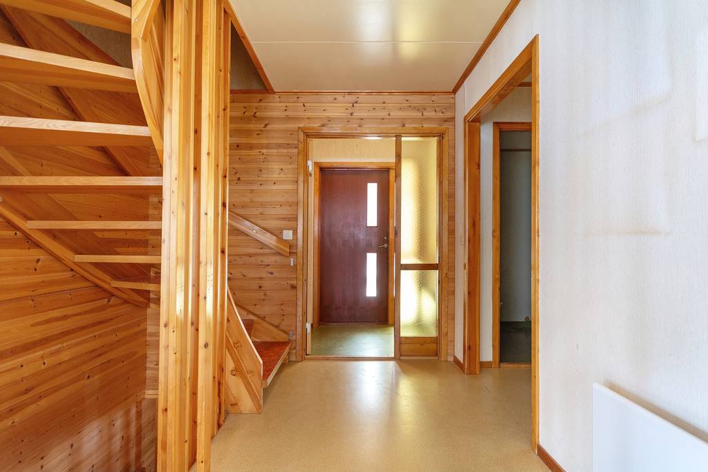 Trapphus mot källarplan samt övre plan