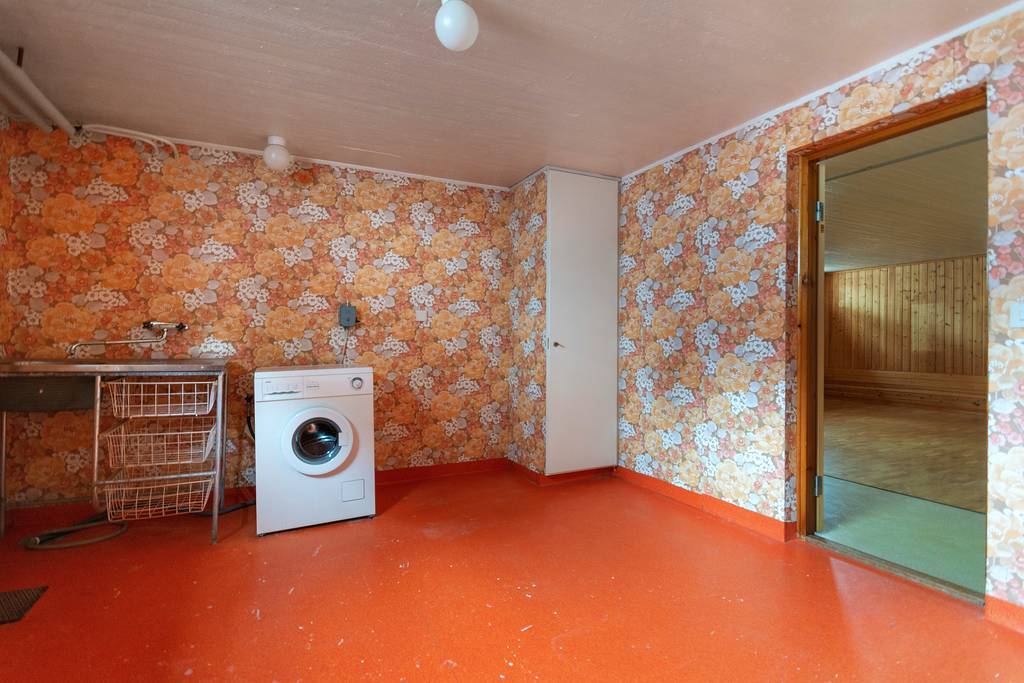 Stor tvättstuga på källarplan