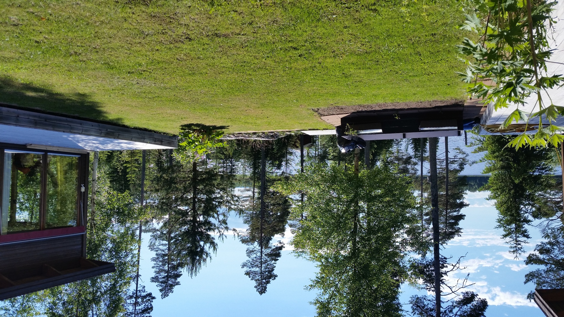 Säljarens sommarbild med gräsmattan mellan byggnaderna.