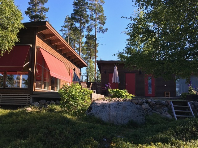 Stensatt sluttning mot innergården. Säljarens sommarbild.