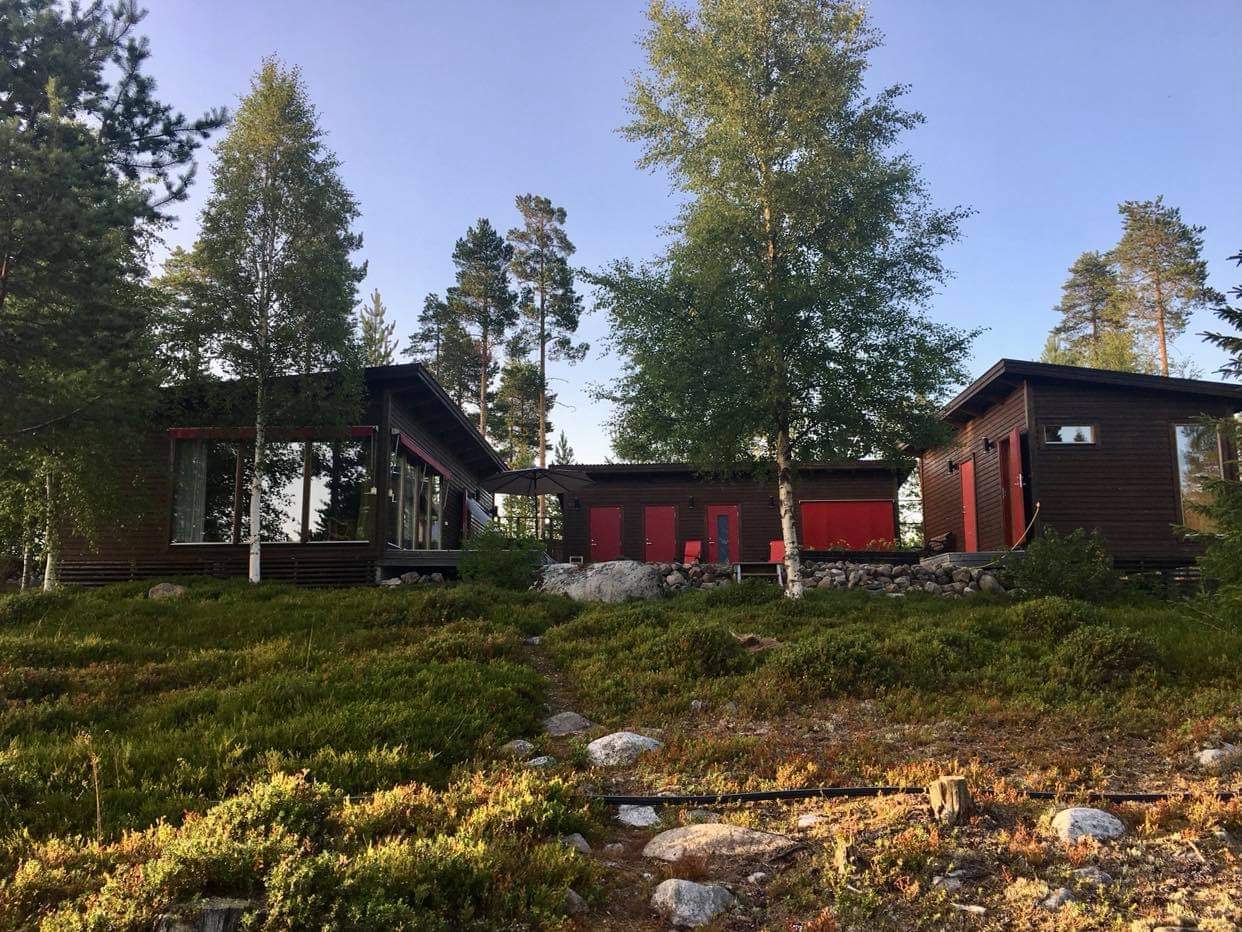 Säljarens sommarbild från stigen som leder ned mot vattnet.