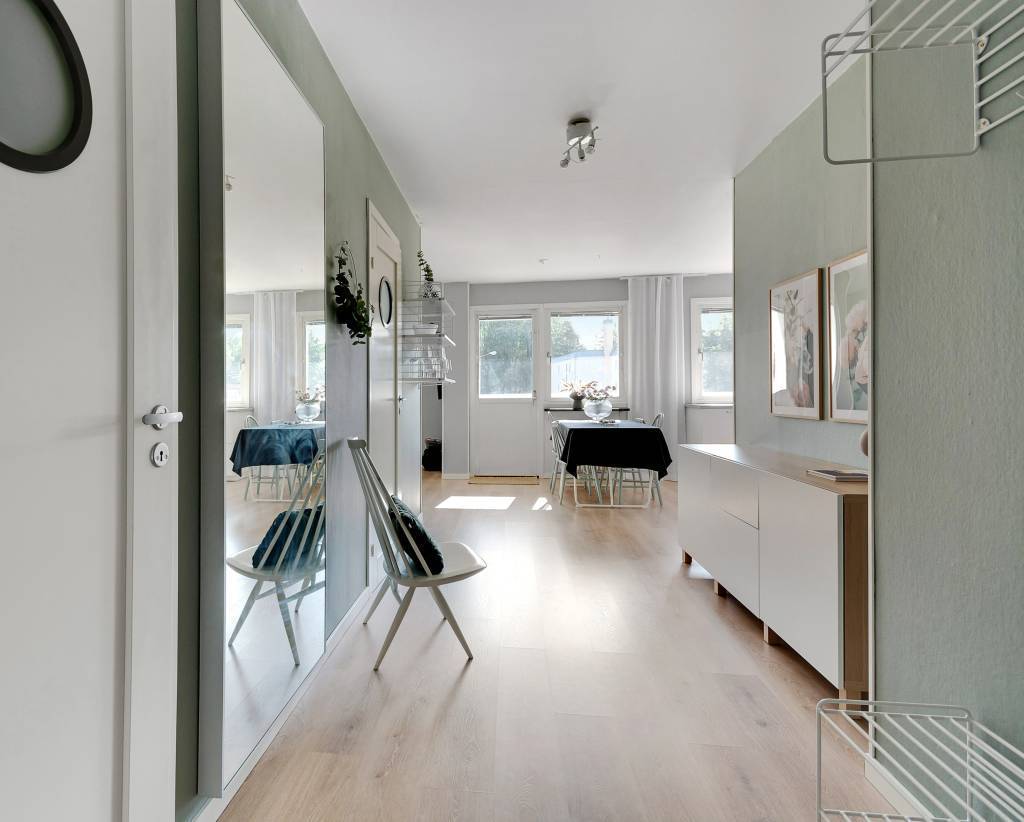 Trevlig hall vid entre