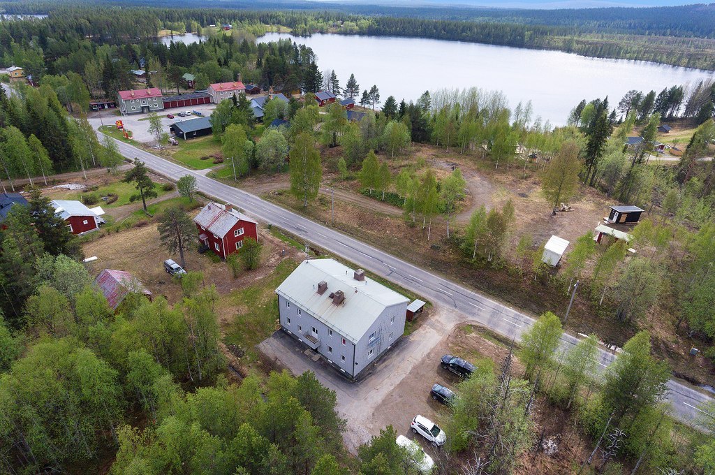 Vacker beläget med sjön i direkt närhet.