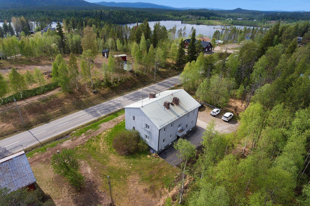 Fastigheten har nytt värmesystem och värms upp via bergvärme sedan 2020.