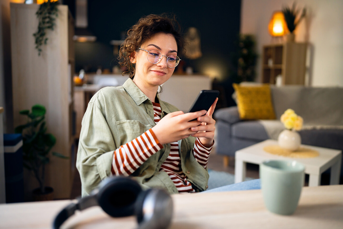 Kvinna skriver meddelade på mobiltelefon